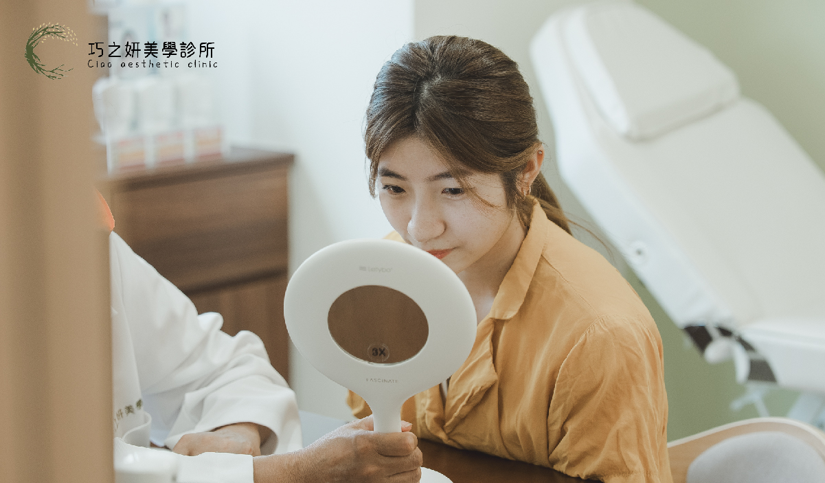 巧之妍美學診所秉持專業與細心,透過完善諮詢深入了解每一位客人的需求,將4D童顏針精準施打於適當位置,有效重建眼周立體支撐,讓您恢復緊緻與神采